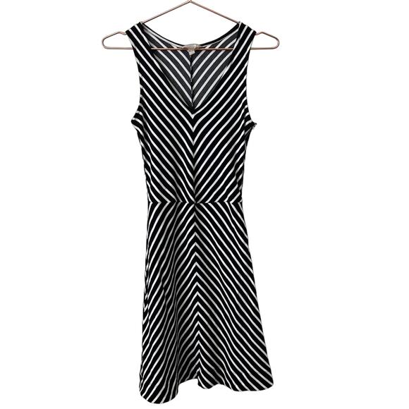 Banana Republic Factory Dresses & Skirts - Banana Republic Factory black white stripe V-neck dress gold exposed zipper